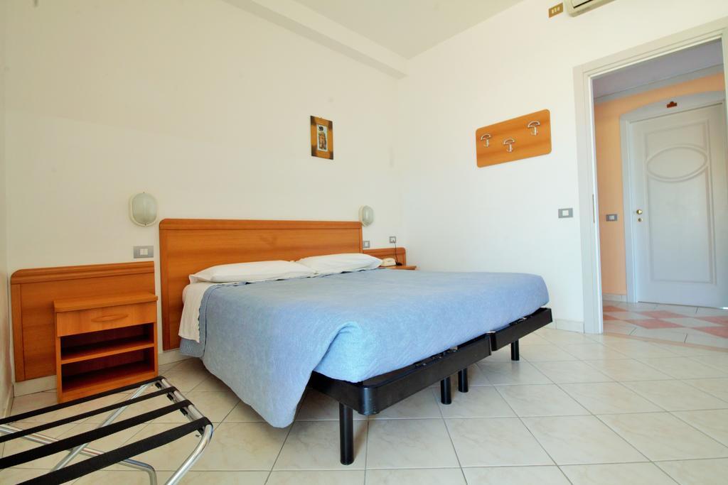 Hotel Casadei Fano Habitación foto